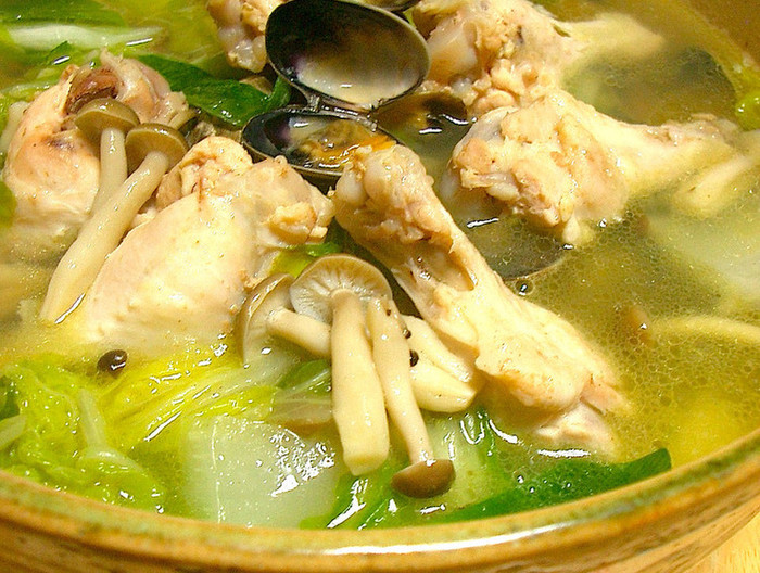 旨味たっぷり あさりと手羽元の塩バター鍋