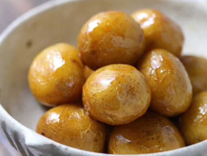 コロコロ新じゃがの揚げ煮っころがし