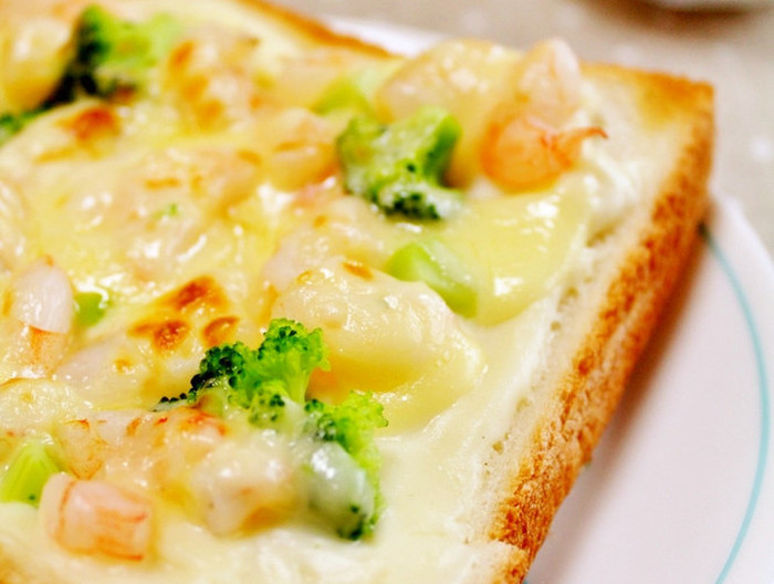 ホワイトソースで グラタントースト