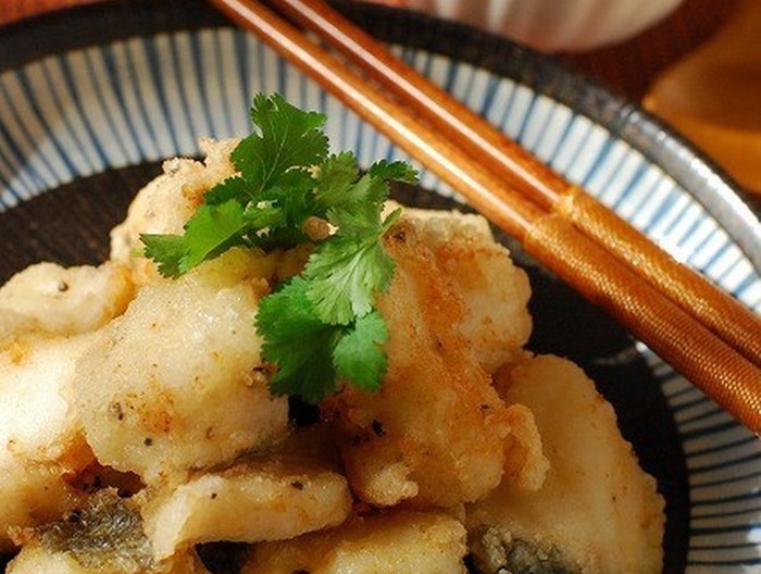 たらのから揚げ エスニックソースがけ