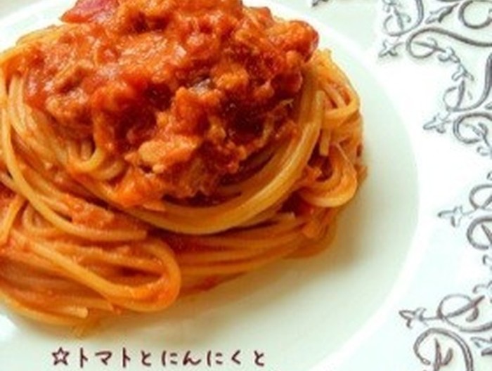 トマトとにんにくとツナのパスタ