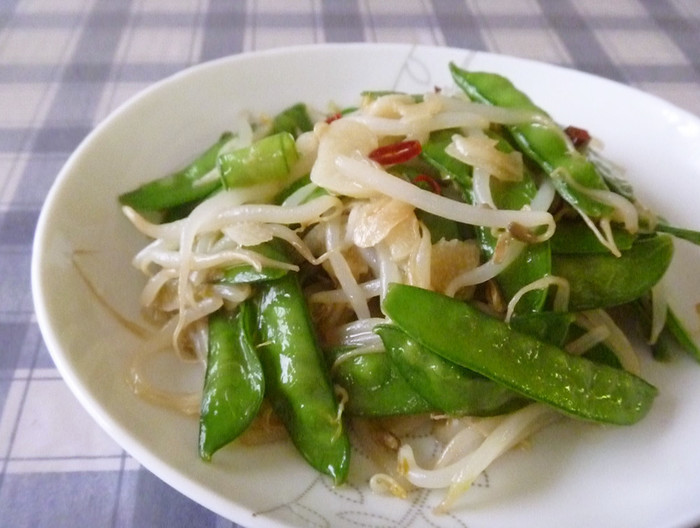 もやしと絹さやのピリ辛オイスター炒め