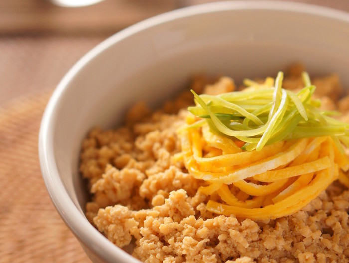 ふんわり鶏そぼろの三色丼