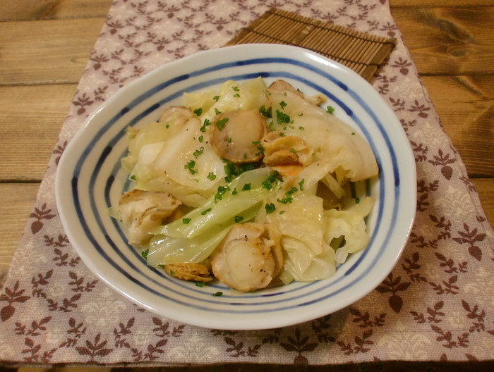 キャベツとベビーホタテのオリーブ蒸し
