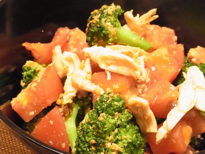 ブロッコリーとトマトの色どり胡麻サラダ