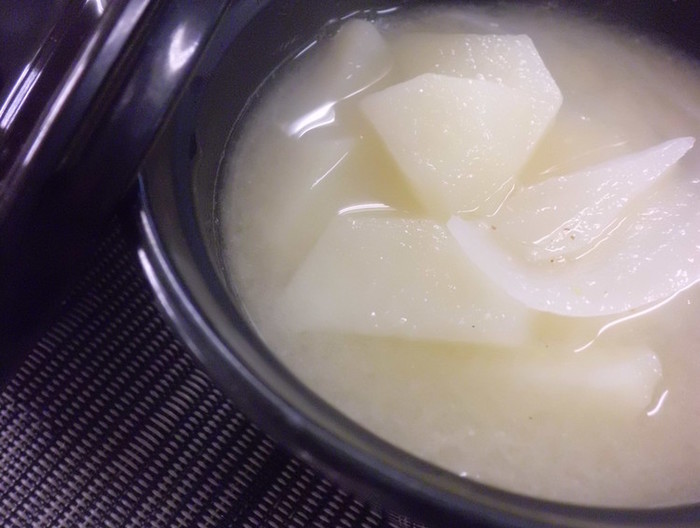 玉ねぎとじゃがいもの味噌汁