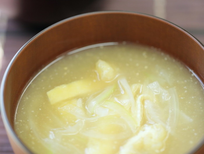 玉葱と油揚げのお味噌汁