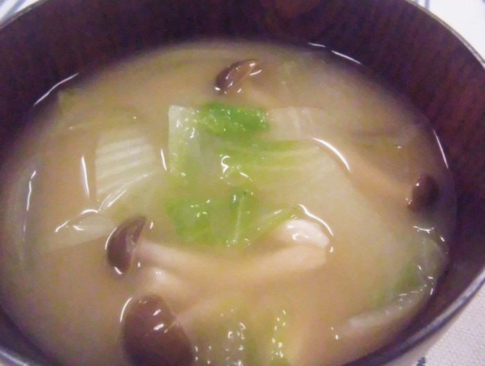白菜と玉葱とシメジの味噌汁