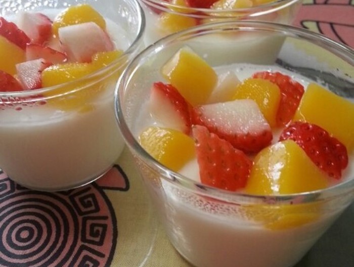 いちごと桃の牛乳プリン