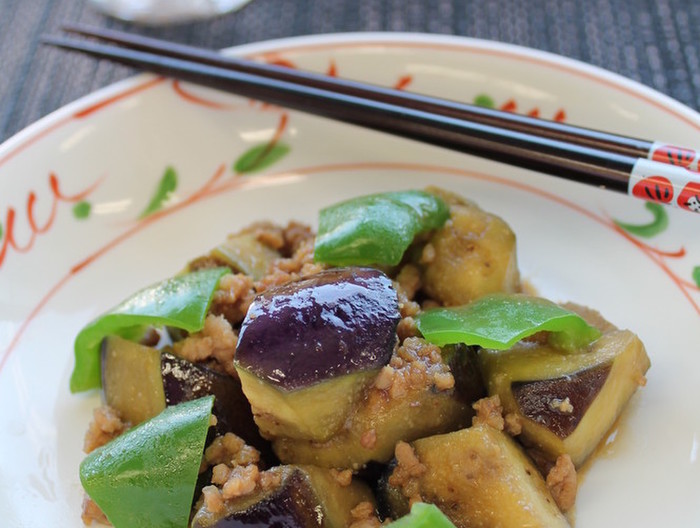 なすとピーマンとひき肉の甘辛味噌炒め