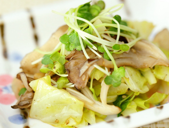 柔らか春キャベツとキノコの胡麻風味ソテー
