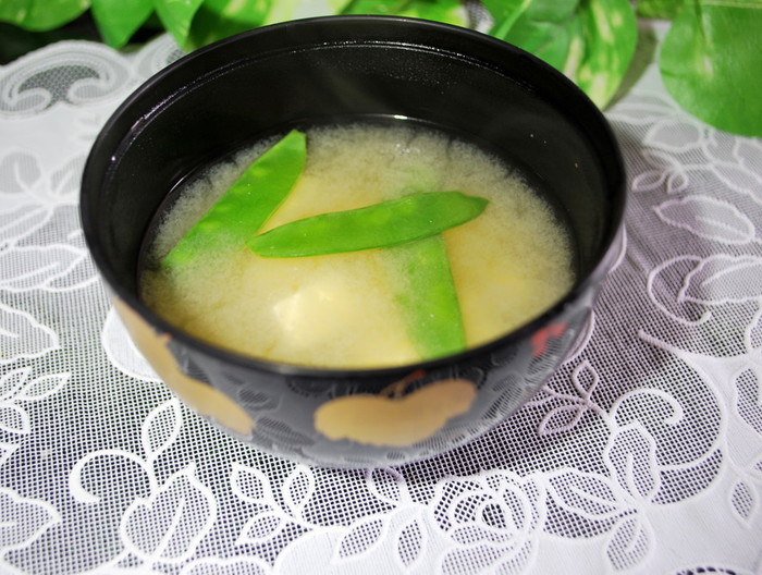 おいしい 絹さやと豆腐の味噌汁