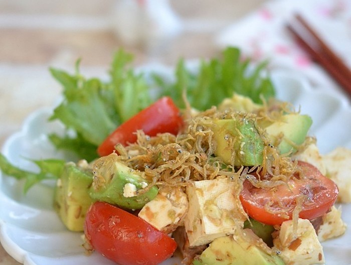 アボカドと豆腐の香ばしいサラダ