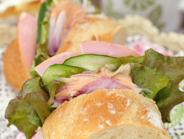 ライ麦フランスパンでサンド