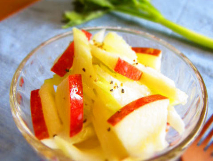 セロリとりんごの蜂蜜レモンサラダ