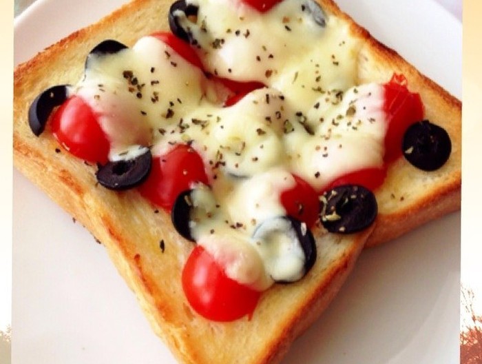 トマトとブラックオリーブのチーズトースト