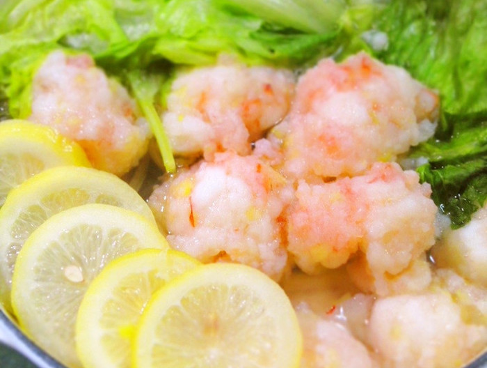 ふわふわ海老だんごとレタスの塩レモン鍋