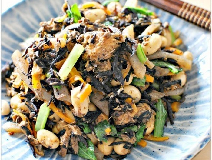 さばみそ煮缶でひじきの炒め煮