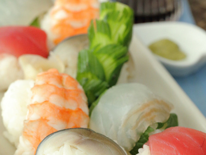 コロンとかわいらしい手鞠寿司