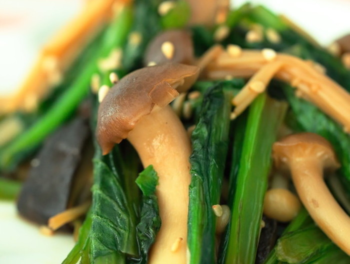 小松菜とキノコのゴマ風味炒め