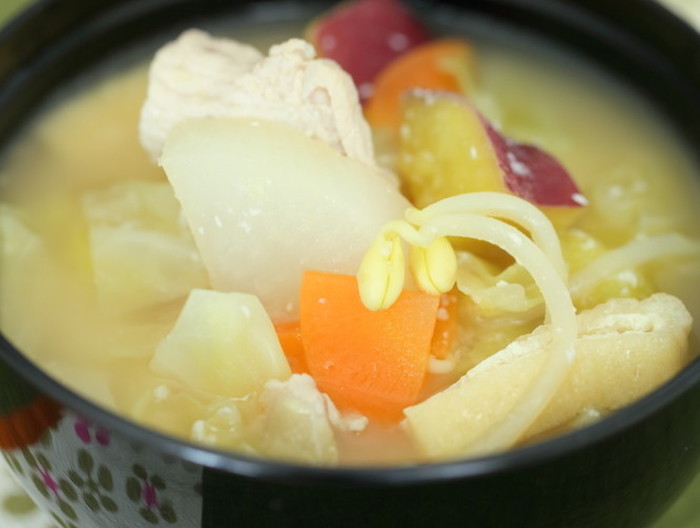 根菜類と豆もやしの酒粕で作る豚汁