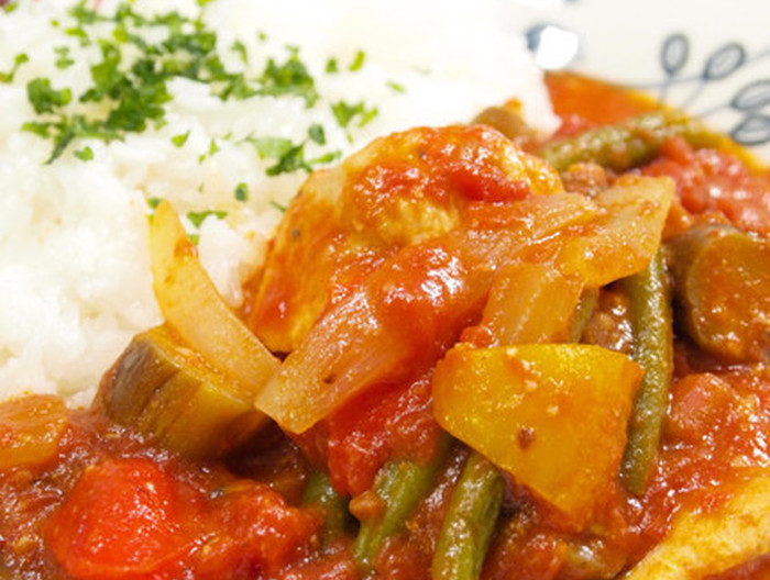 スパイシー 鶏肉と夏野菜のトマト煮込み