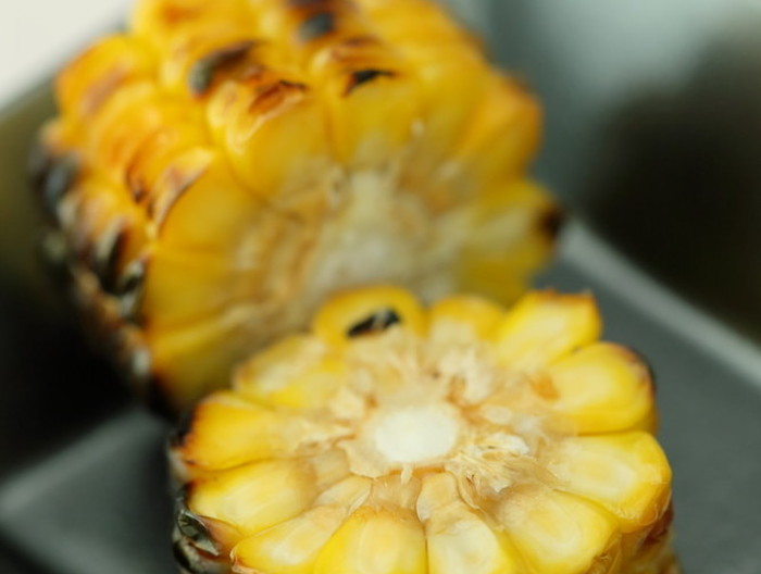 香ばしいカホリの焼きとうもろこし