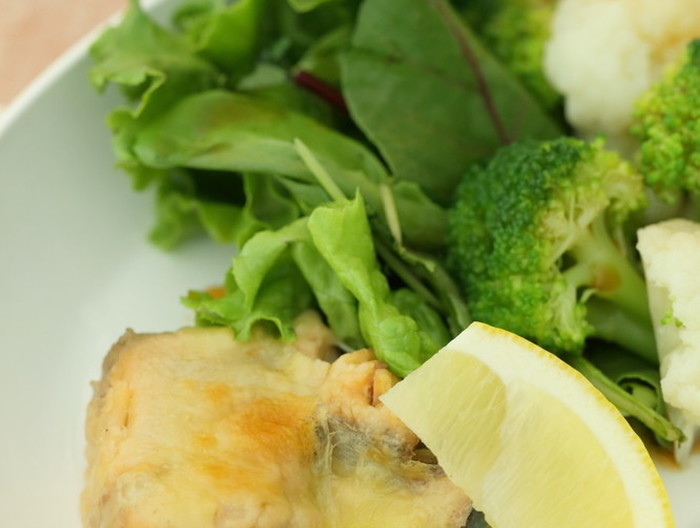 鮭水煮缶のチーズ焼き たっぷり野菜添え