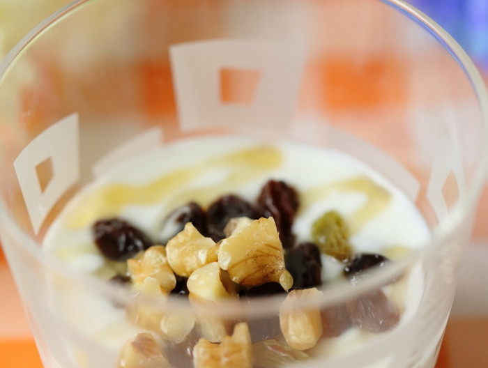 レーズンとくるみと食べるハニーヨーグルト