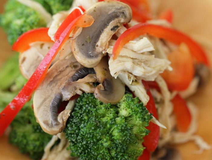 ささみとお野菜をバジルソースで和えて