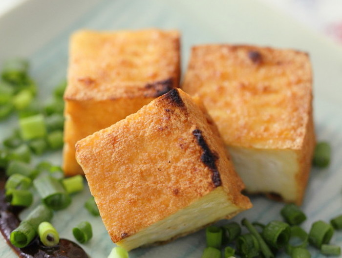 焼き厚揚げを赤味噌と葉ねぎで