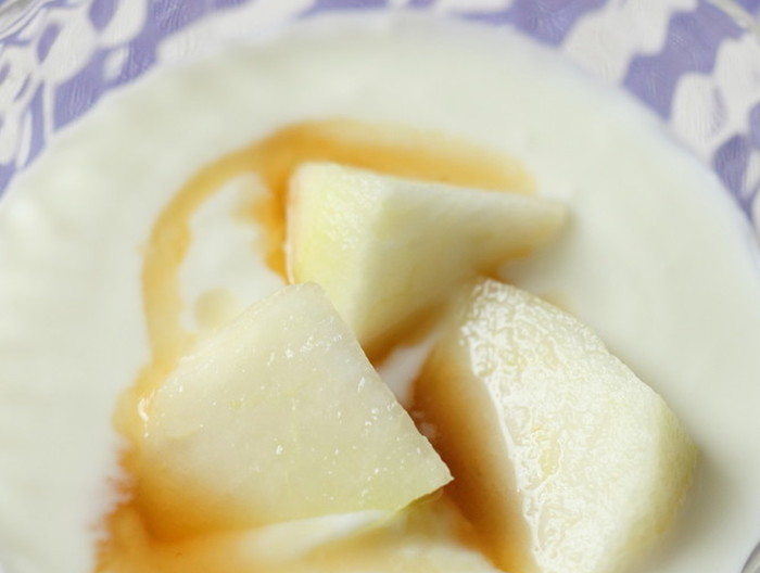 洋ナシ入りヨーグルトメープルシロップがけ