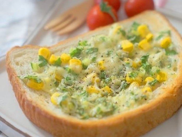 セロリの葉とコーン じゃこのチーズトースト