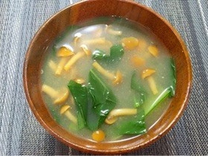 小松菜となめこの味噌汁
