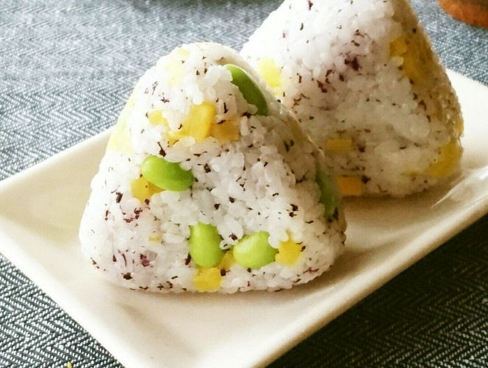 カラフル ゆかりと沢庵と枝豆のおにぎり