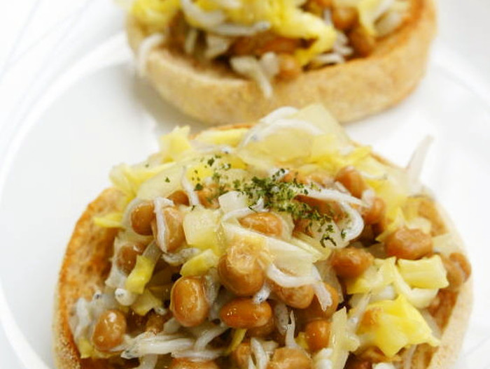 春野菜 しらすと納豆のオープンサンド