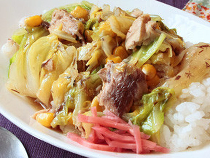 さばの水煮缶とキャベツの中華丼