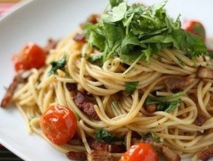 カリカリ豚とパクチーのクミンパスタ