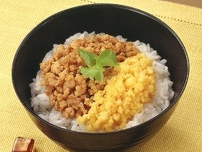 すぐ作れる ２色そぼろ丼
