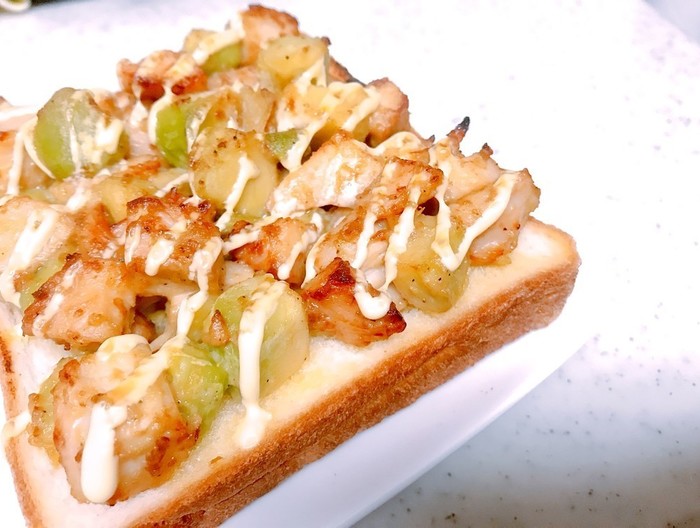 ﻿アボカドとサラダチキンのトースト