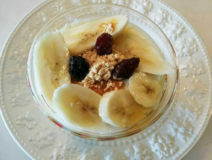 バナナヨーグルト きな粉とレーズンのせ