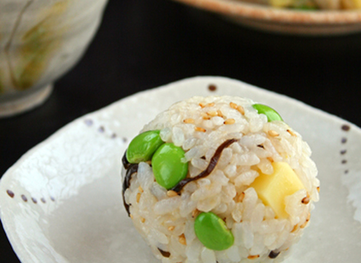 枝豆と塩昆布チーズのおにぎり