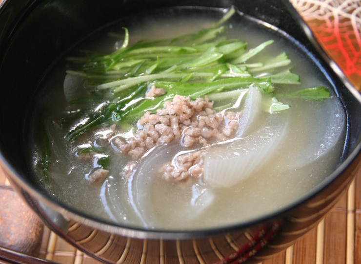 家族に好評 たまねぎと挽き肉の味噌汁