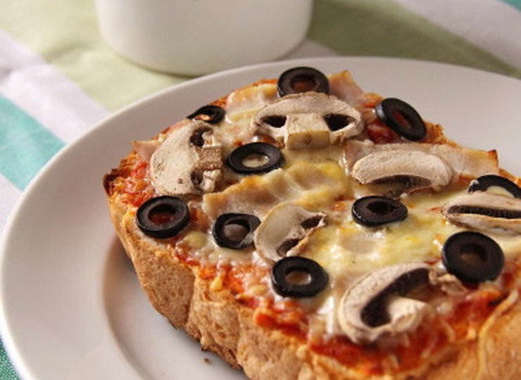 マッシュルームと黒オリーブのピザトースト