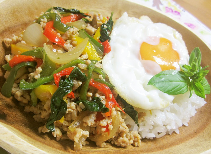 ピーマンを食べるガパオライス