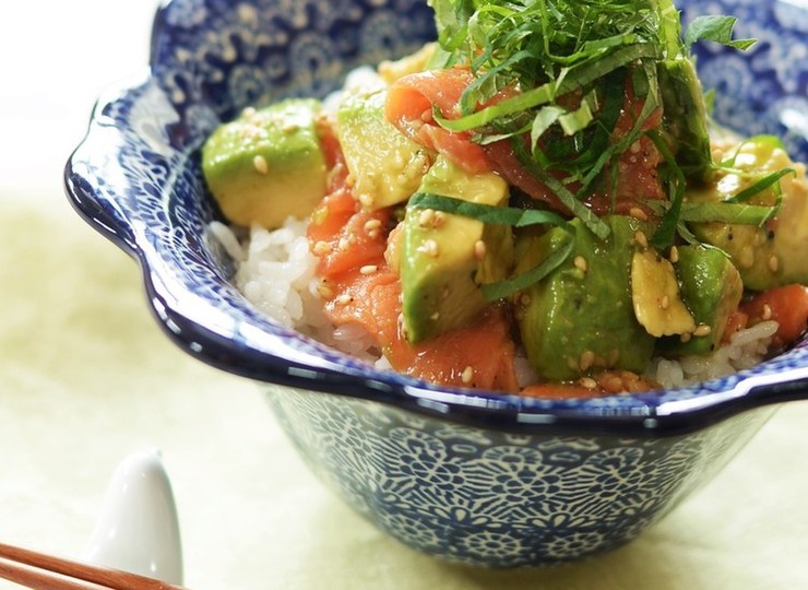 スモークサーモンとアボカドの簡単丼
