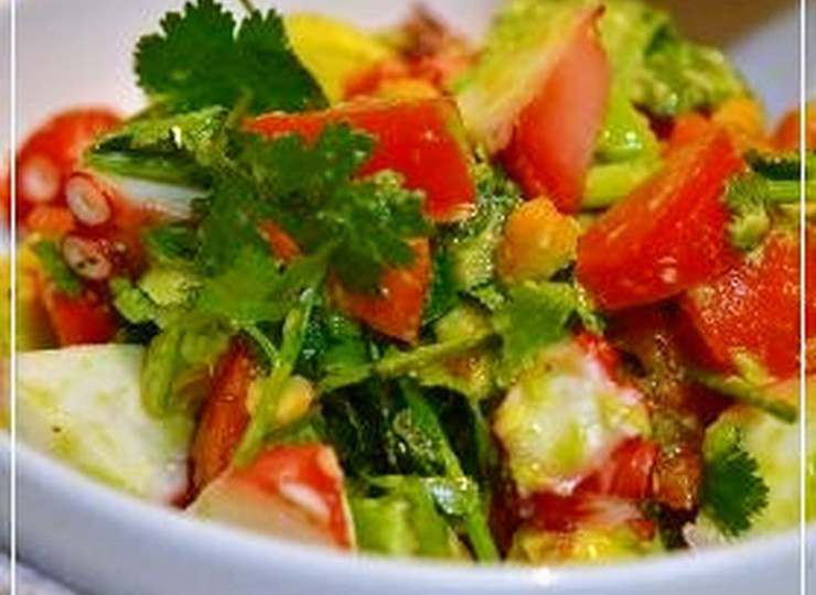 タコとアボカド トマトのパクチーサラダ