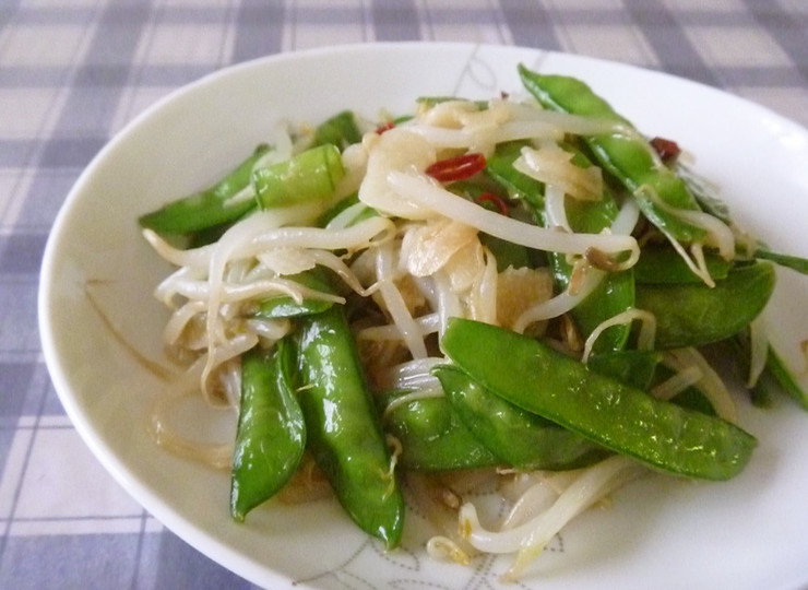 もやしと絹さやのピリ辛オイスター炒め