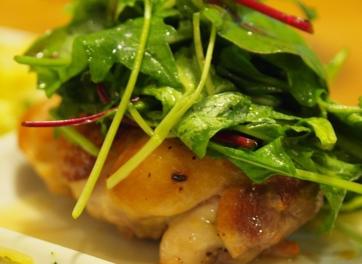 鶏肉のソテー ハーブサラダのせ