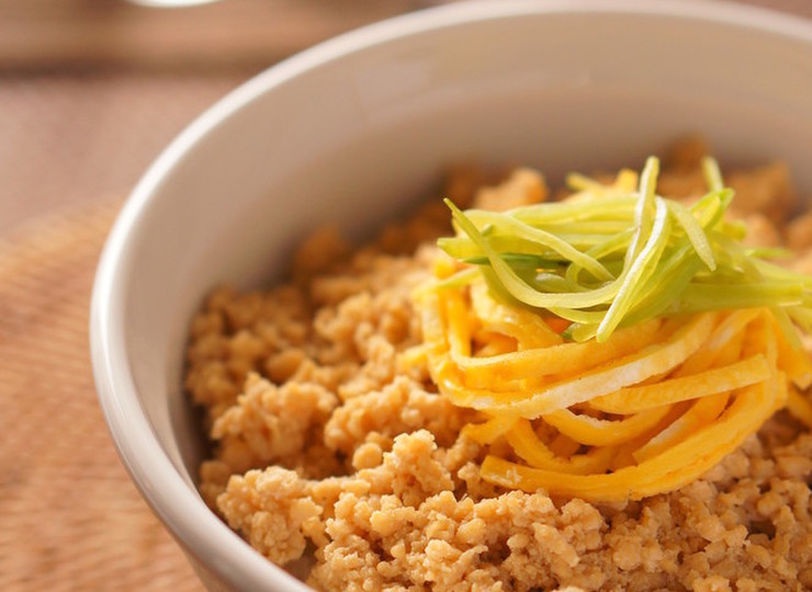 ふんわり鶏そぼろの三色丼